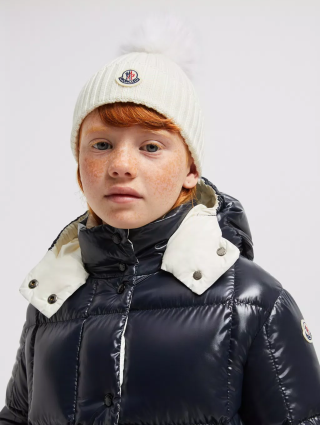 Белая шапка Moncler с помпоном: фото 1 - Invogue