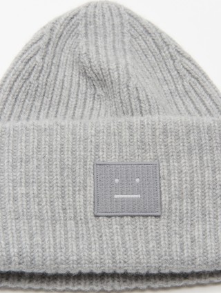 Серая шапка Acne Studios с логотипом: фото 2 - Invogue