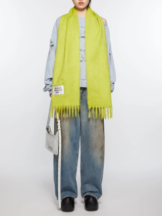 Зеленый шарф Acne Studios с логотипом: фото 1 - Invogue