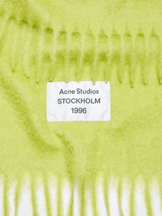 Зеленый шарф Acne Studios с логотипом: фото 2 - Invogue