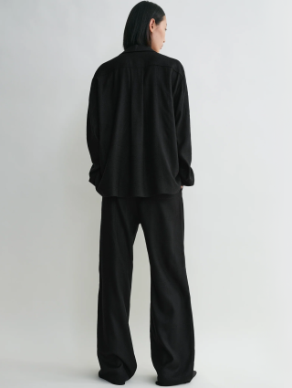 Черная рубашка Totême свободного кроя: фото 2 - Invogue