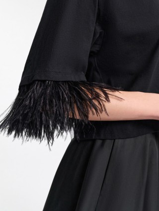 Черная футболка DOROTHEE SCHUMACHER с манжетами из страусиных перьев: фото 4 - Invogue