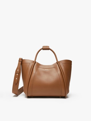 Коричневая сумка Max Mara из гладкой кожи: фото - Invogue