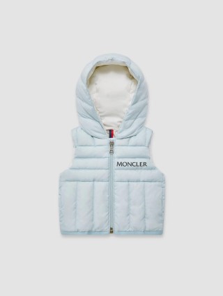 Голубой жилет MONCLER с капюшоном: фото - Invogue