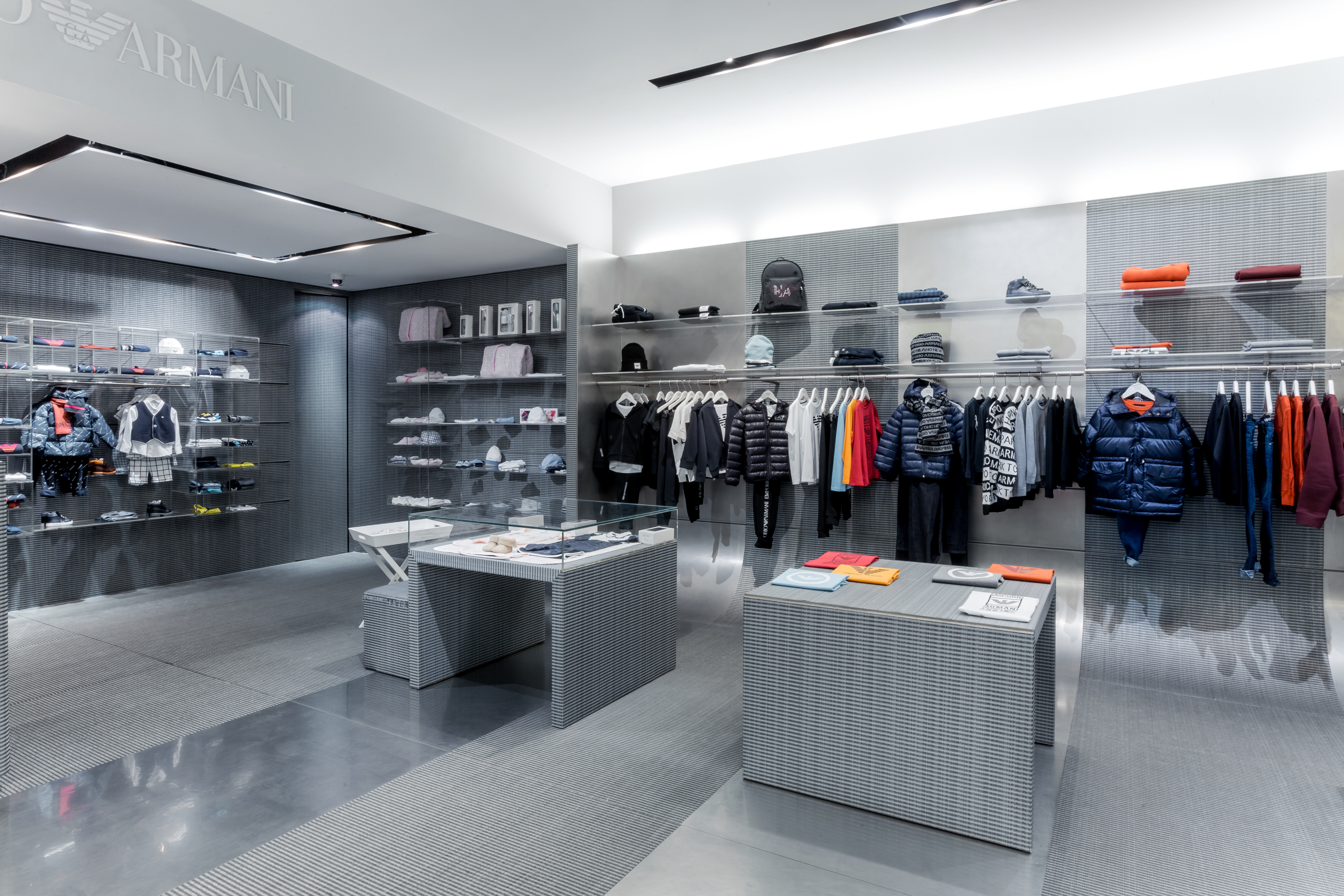 Магазин Emporio Armani - ТЦ "Mandarin Plaza", 4-й этаж: фото 1 - Invogue