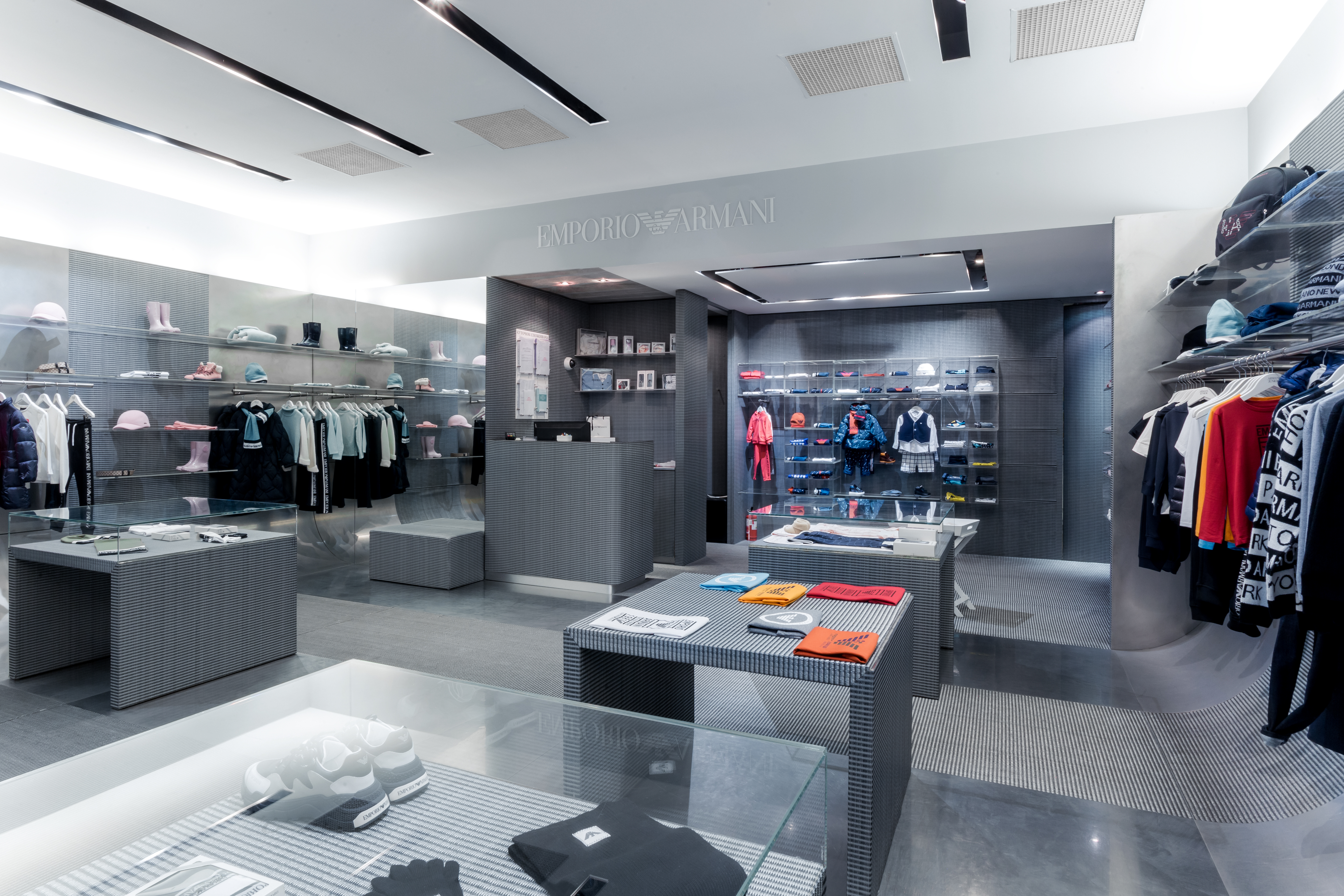 Магазин Emporio Armani - ТЦ "Mandarin Plaza", 4-й этаж: фото 2 - Invogue