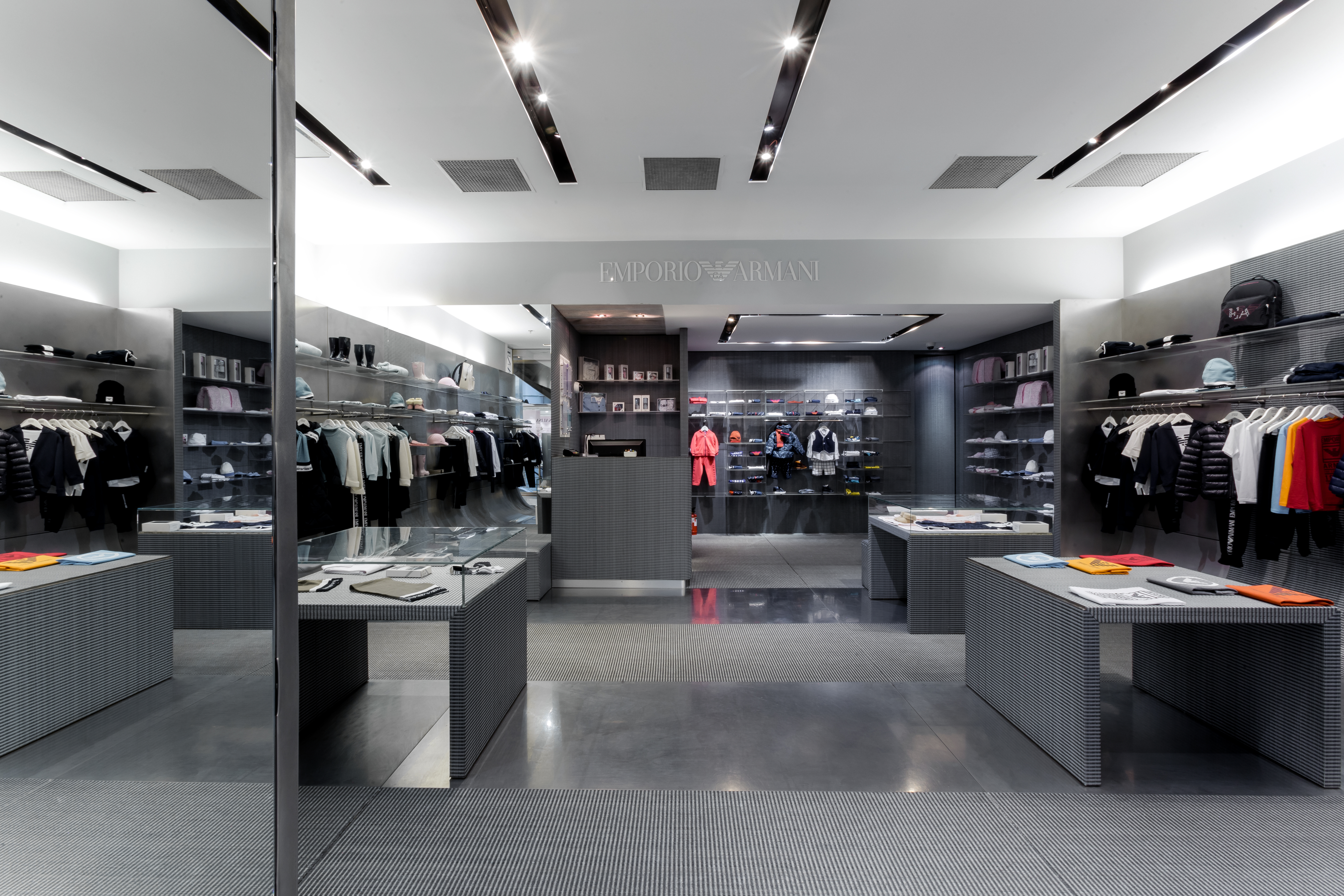 Магазин Emporio Armani - ТЦ "Mandarin Plaza", 4-й этаж: фото 4 - Invogue