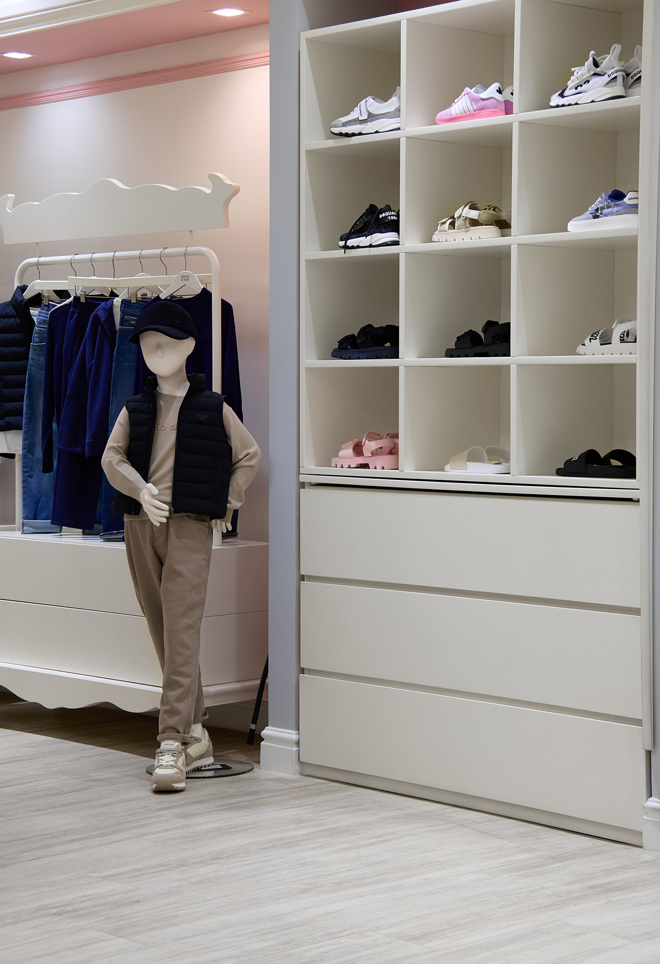 Магазин Daniel - Mandarin Plaza, 4-й этаж: фото 5 - Invogue