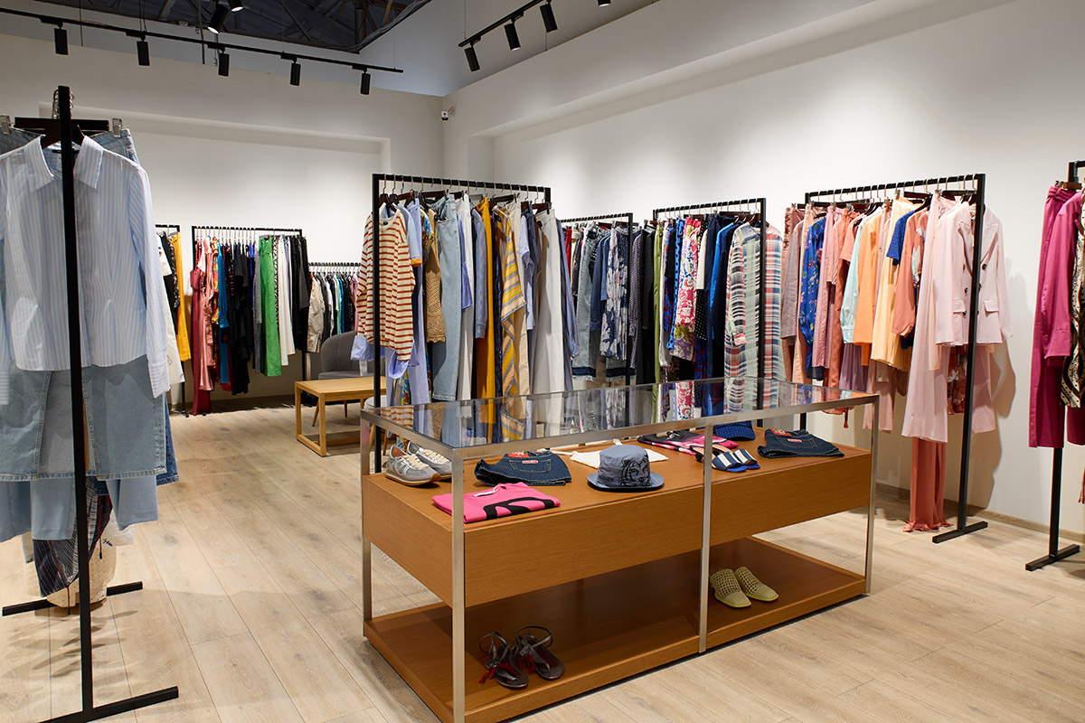 Магазин IFG Outlet - Cosmo Multimall, 3-й поверх: фото - Invogue