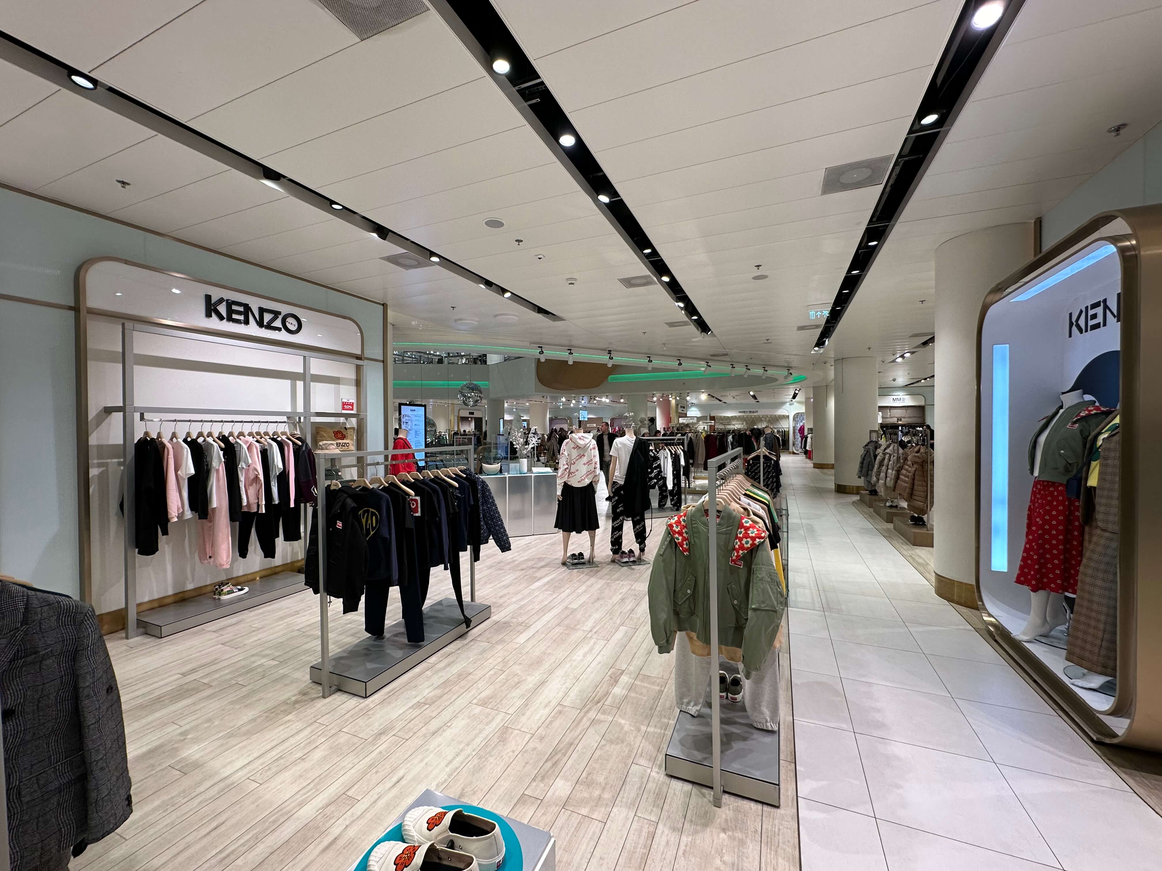 Магазин Kenzo - Киев, ЦУМ, 2-й этаж: фото 1 Магазин Kenzo - Киев, ЦУМ, 2-й этаж: фото 1 - Invogue