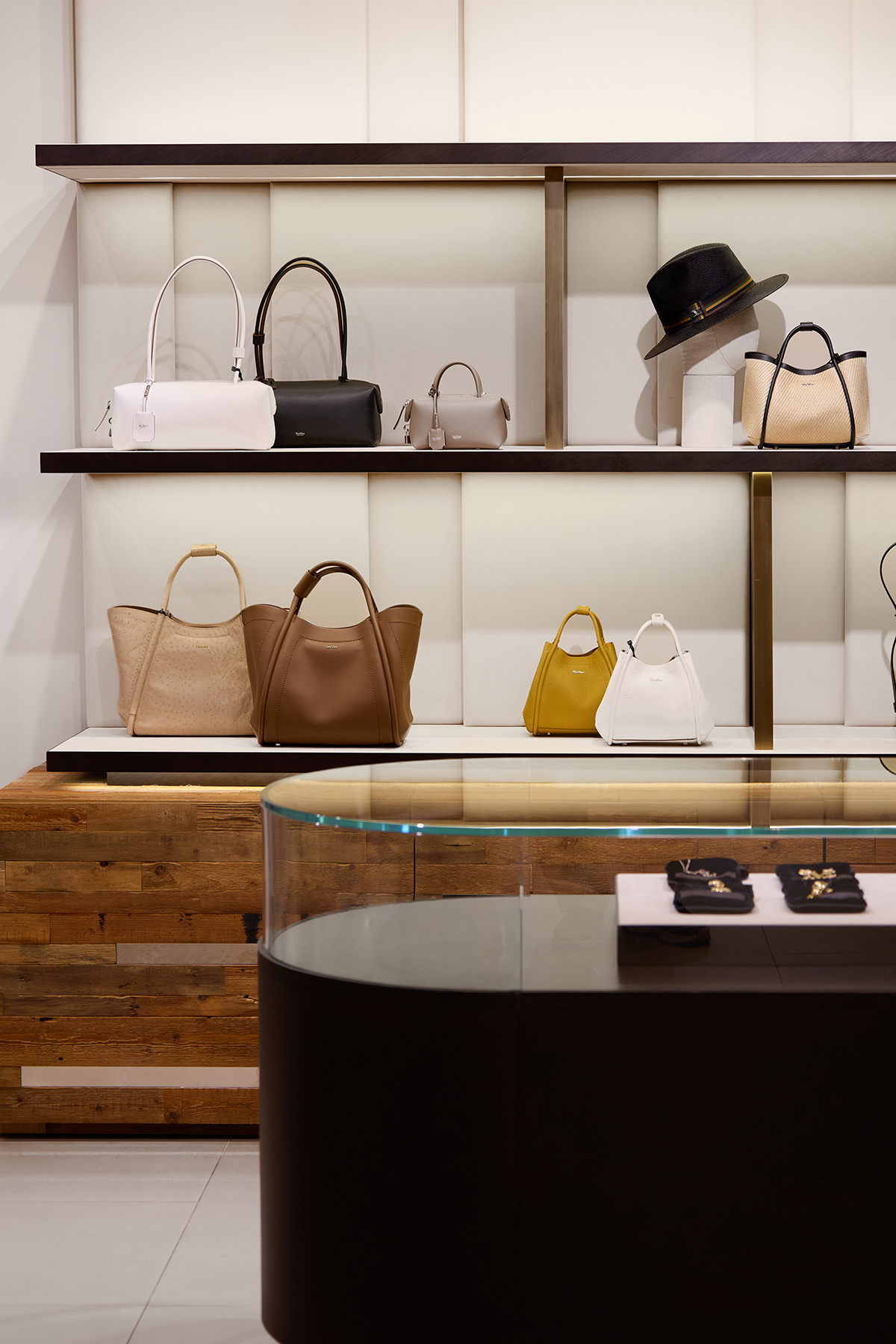 Магазин Max Mara - Mandarin Plaza, 3-й поверх: фото 10 Магазин Max Mara - Mandarin Plaza, 3-й поверх: фото 10 - Invogue