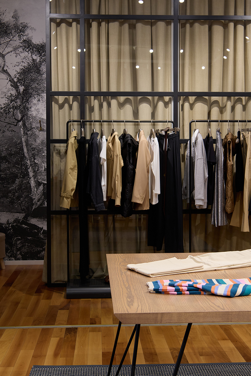 Магазин Weekend Max Mara - Cosmo Multimall, 3-й этаж: фото 4 - Invogue